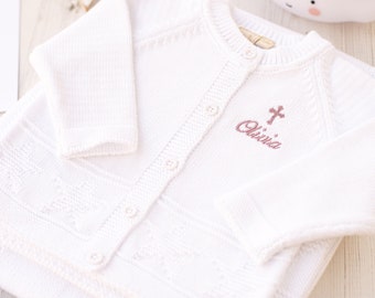 Toffee Moon White Baby Star Cardigan zur Taufe oder Taufe, personalisiert mit gesticktem gotischem Kreuz, Initialen oder Name in Schreibschrift