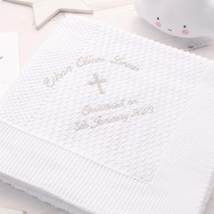 Couverture de baptême personnalisée à rayures avec broderie gothique en forme de croix aux coins, souvenir de bébé en coton blanc