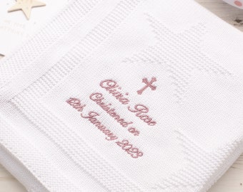 Couverture de bébé Toffee Moon White Star pour baptême ou baptême, personnalisation facultative en police d'écriture avec croix gothique, nom et date