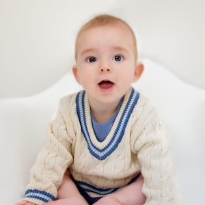 Personalisierter cremefarbener Baby-Cricket-Pullover mit dunkelblauen und hellblauen Streifen Bild 3
