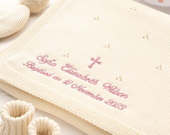 Toffee Mond Creme Pointelle personalisierte Baby Decke zur Taufe, Taufe mit gesticktem gotischem Kreuz, Name und Datum in Schreibschrift