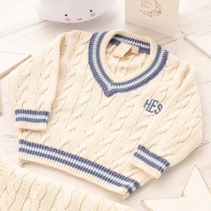 Personalisierter cremefarbener Baby-Cricket-Pullover mit dunkelblauen und hellblauen Streifen Bild 1