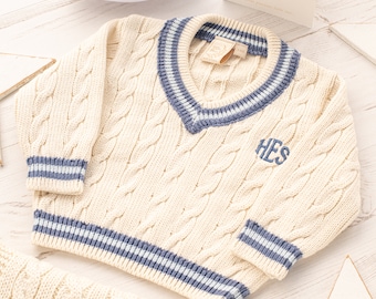 Personalisierter Baby Cricket Pullover in Creme mit dunkelblauen und hellblauen Streifen