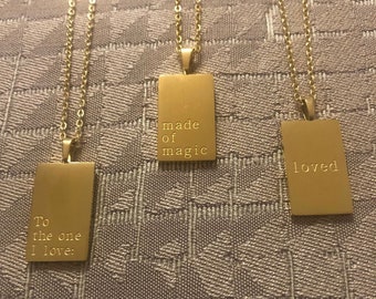 GOLD RECHTECKIGE ANHÄNGER-Halskette, personalisiertes Geschenk für Sie und Ihn, gravierte Anhänger-Halsketten, Liebesmotto-Geschenk, aufmerksame Geschenke, Seidengeldbörse