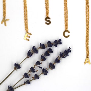 Collar con inicial de oro, regalo personalizado, collar con el alfabeto, colgante con letra, dije inicial, regalo para ella y para él, collar hecho a mano.