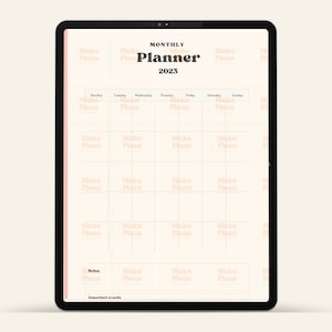 Peut inclure: Un planificateur mensuel numérique affiché sur l'écran d'une tablette. Le planificateur est intitulé "PLANIFICATEUR MENSUEL 2023" et présente une mise en page en grille avec les jours de la semaine étiquetés en haut. Chaque carré de la grille contient le texte "Make Plans" répété en rose pâle.
