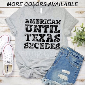 Puede incluir: Camiseta gris con el texto "American Until Texas Secedes" en letras negras desgastadas.