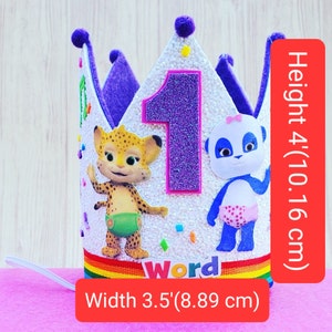 Puede incluir: Corona de cumplea&ntilde;os de color morado y blanco con un n&uacute;mero uno brillante, un personaje de guepardo y un personaje de panda, y la palabra "Word" en una cinta de arco&iacute;ris. La corona mide 10,16 cm de alto y 8,89 cm de ancho.