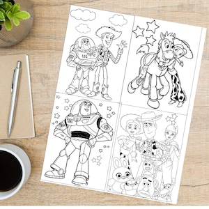 Puede incluir: Una p&aacute;gina de libro para colorear en blanco y negro con ilustraciones de personajes de Toy Story. La p&aacute;gina muestra a Buzz Lightyear, Woody, Jessie y Bullseye en paneles separados. La p&aacute;gina est&aacute; sobre una superficie de madera con una taza de caf&eacute;, un bol&iacute;grafo y un bloc de notas.