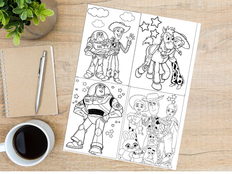 Puede incluir: Una p&aacute;gina de libro para colorear en blanco y negro con ilustraciones de personajes de Toy Story. La p&aacute;gina muestra a Buzz Lightyear, Woody, Jessie y Bullseye en paneles separados. La p&aacute;gina est&aacute; sobre una superficie de madera con una taza de caf&eacute;, un bol&iacute;grafo y un bloc de notas.