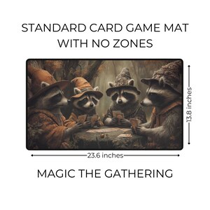 K&ouml;nnte beinhalten: Rechteckige Spielmatte mit einer Illustration von Karten spielenden Waschb&auml;ren. Die Matte ist 60 cm breit und 35 cm hoch. Der Text "STANDARD CARD GAME MAT WITH NO ZONES" und "MAGIC THE GATHERING" sind aufgedruckt.