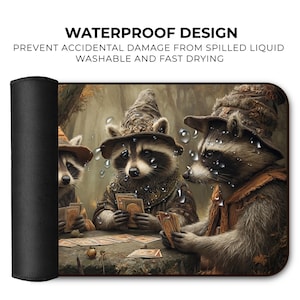 K&ouml;nnte beinhalten: Schwarzes Mauspad mit einer Illustration von drei Waschb&auml;ren, die Karten spielen. Die Waschb&auml;ren tragen H&uuml;te und Jacken. Das Mauspad hat den Text "WATERPROOF DESIGN" und "PREVENT ACCIDENTAL DAMAGE FROM SPILLED LIQUID WASHABLE AND FAST DRYING."