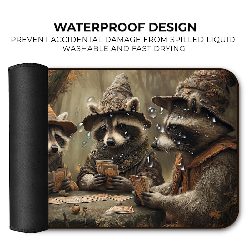 K&ouml;nnte beinhalten: Schwarzes Mauspad mit einer Illustration von drei Waschb&auml;ren, die Karten spielen. Die Waschb&auml;ren tragen H&uuml;te und Jacken. Das Mauspad hat den Text "WATERPROOF DESIGN" und "PREVENT ACCIDENTAL DAMAGE FROM SPILLED LIQUID WASHABLE AND FAST DRYING."