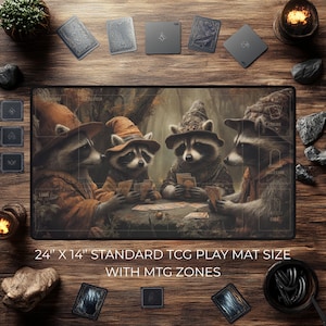 K&ouml;nnte beinhalten: Standard TCG-Spielmatte, 61 cm x 36 cm, mit einer Illustration von spielenden Waschb&auml;ren. Die Matte hat MTG-Zonen und wird von Spielzubeh&ouml;r umgeben.