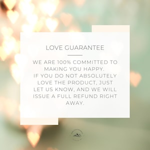 K&ouml;nnte beinhalten: Eine wei&szlig;e rechteckige Grafik mit dem Text "LOVE GUARANTEE" und dem Versprechen einer vollst&auml;ndigen R&uuml;ckerstattung, wenn der Kunde nicht zufrieden ist. Der Hintergrund ist eine weiche, verschwommene Mischung aus Gr&uuml;n und Gold mit herzf&ouml;rmigem Bokeh.