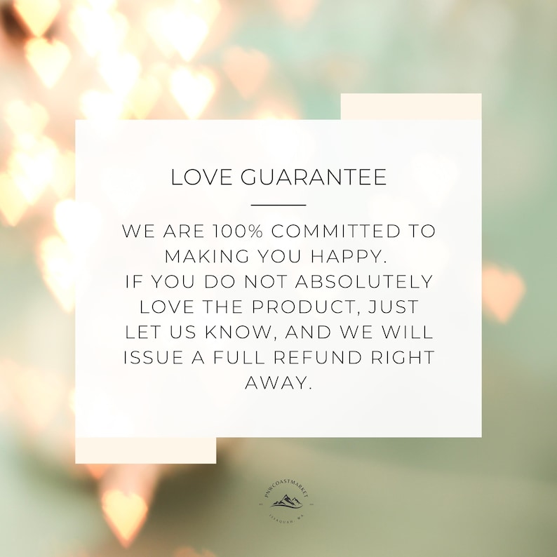 K&ouml;nnte beinhalten: Eine wei&szlig;e rechteckige Grafik mit dem Text "LOVE GUARANTEE" und dem Versprechen einer vollst&auml;ndigen R&uuml;ckerstattung, wenn der Kunde nicht zufrieden ist. Der Hintergrund ist eine weiche, verschwommene Mischung aus Gr&uuml;n und Gold mit herzf&ouml;rmigem Bokeh.