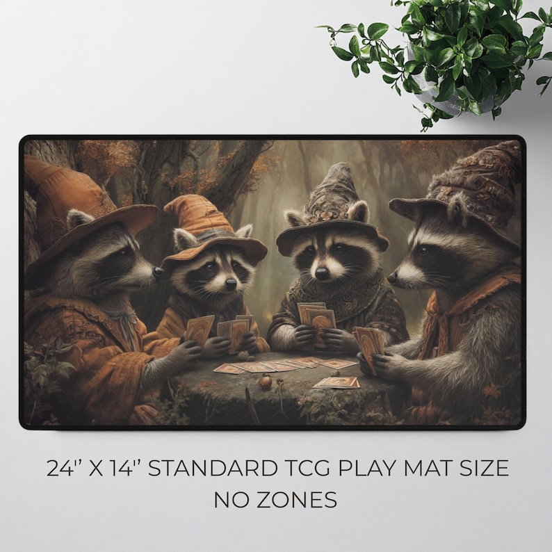 K&ouml;nnte beinhalten: Rechteckige Spielmatte mit vier Waschb&auml;ren in Zaubererh&uuml;ten, die Karten spielen. Die Matte ist 61 cm x 36 cm gro&szlig; und tr&auml;gt am unteren Rand den Text "STANDARD TCG PLAY MAT SIZE" und "NO ZONES".