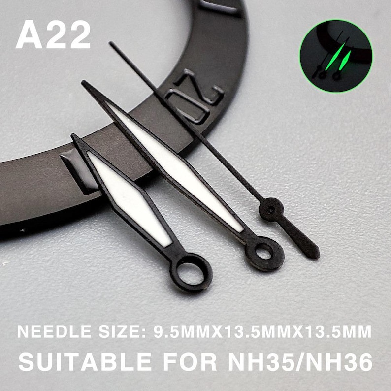 Op de afbeelding: Close-up van horlogewijzers met een zwarte afwerking en witte lichtgevende accenten. De afbeelding bevat de tekst "A22" en "NEEDLE SIZE: 9.5MMX13.5MMX13.5MM SUITABLE FOR NH35/NH36".