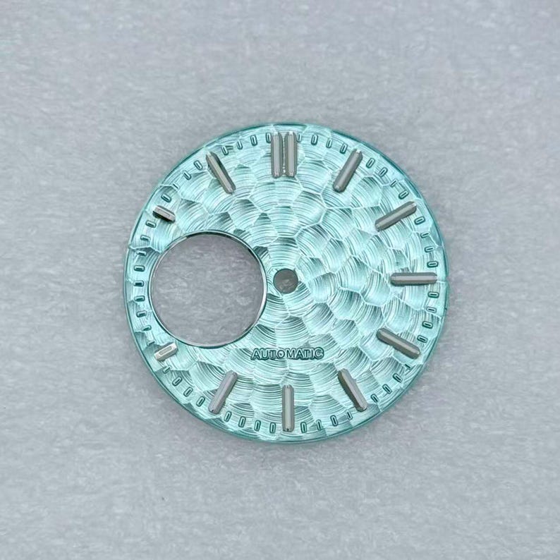 28,5 mm bikakebearbetad hamrad urtavla för NH38 NH70 skeletturverk Modifierade delar Applicerade index Flera färger Gör-det-själv-anpassad urtavla reparation sky blue silver
