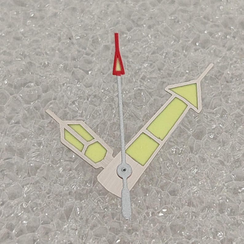 Modifiziertes Zeigerspiel Color Blocking rot, silber und grün Leuchtzeiger passend für japanische NH35/36/4R/7S mechanisches Uhrwerk C