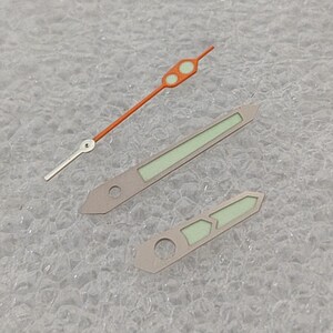 Modifiziertes Zeigerspiel Color Blocking rot, silber und grün Leuchtzeiger passend für japanische NH35/36/4R/7S mechanisches Uhrwerk Bild 4