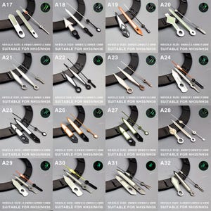 Op de afbeelding: Een raster van horlogewijzers in diverse ontwerpen en kleuren, waaronder zilver, zwart en goud. Elke set wijzers is gelabeld met een maat en de tekst "SUITABLE FOR NH35/NH36". De wijzers worden gepresenteerd op een zwarte achtergrond.
