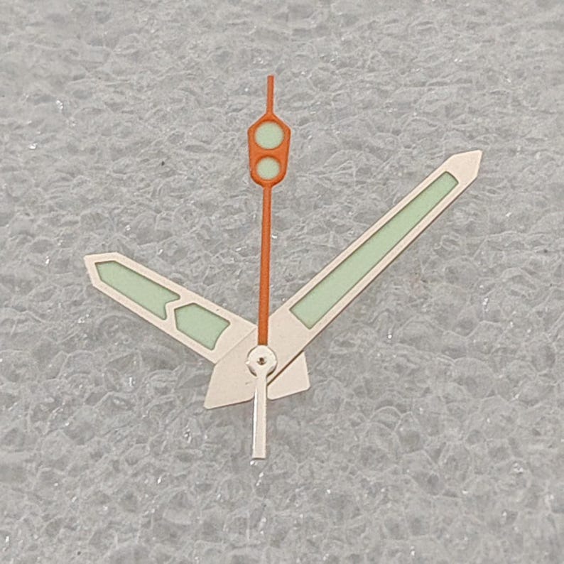 Modifiziertes Zeigerspiel Color Blocking rot, silber und grün Leuchtzeiger passend für japanische NH35/36/4R/7S mechanisches Uhrwerk B