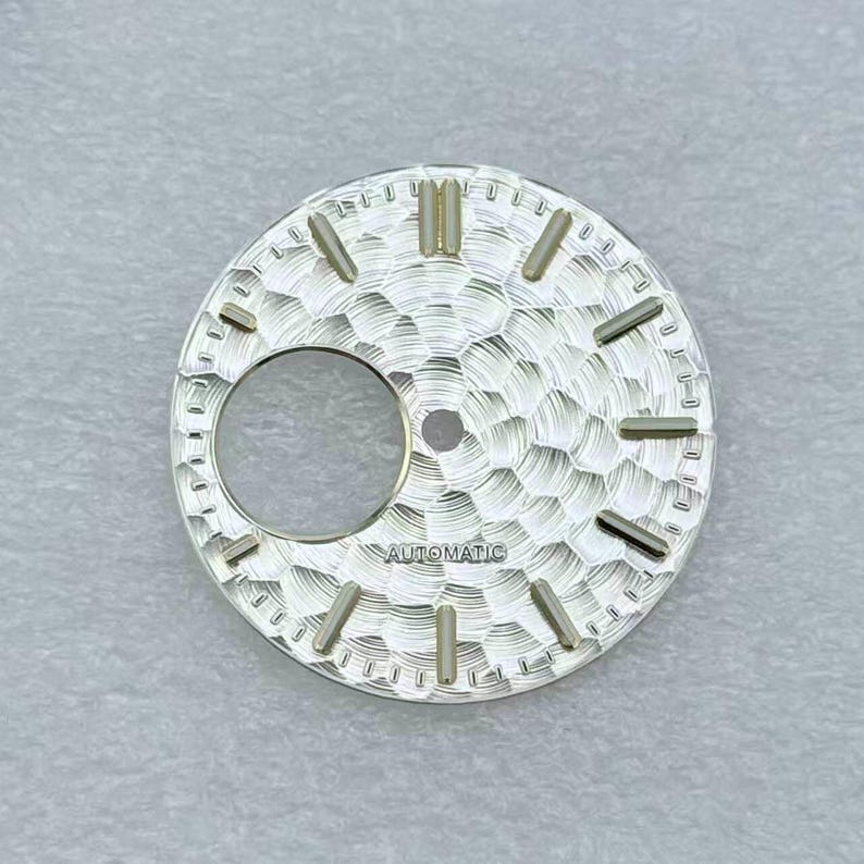 28,5 mm bikakebearbetad hamrad urtavla för NH38 NH70 skeletturverk Modifierade delar Applicerade index Flera färger Gör-det-själv-anpassad urtavla reparation white gold
