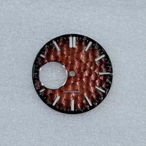 28,5 mm bikakebearbetad hamrad urtavla för NH38 NH70 skeletturverk Modifierade delar Applicerade index Flera färger Gör-det-själv-anpassad urtavla reparation coffee silver
