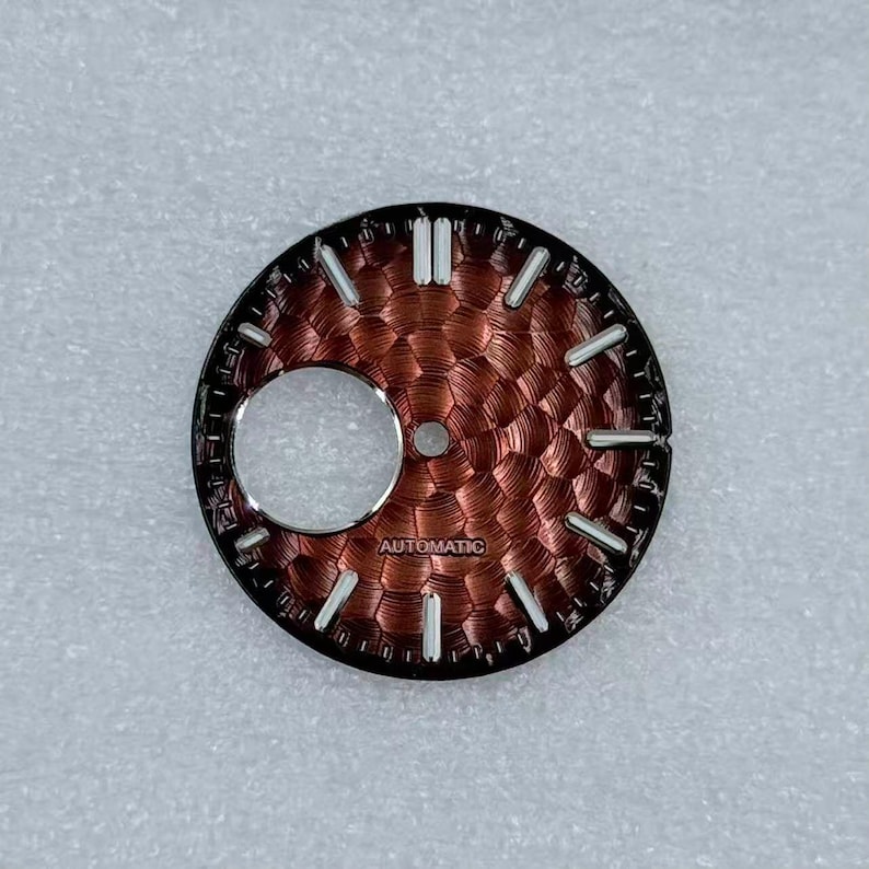 28,5 mm bikakebearbetad hamrad urtavla för NH38 NH70 skeletturverk Modifierade delar Applicerade index Flera färger Gör-det-själv-anpassad urtavla reparation coffee silver