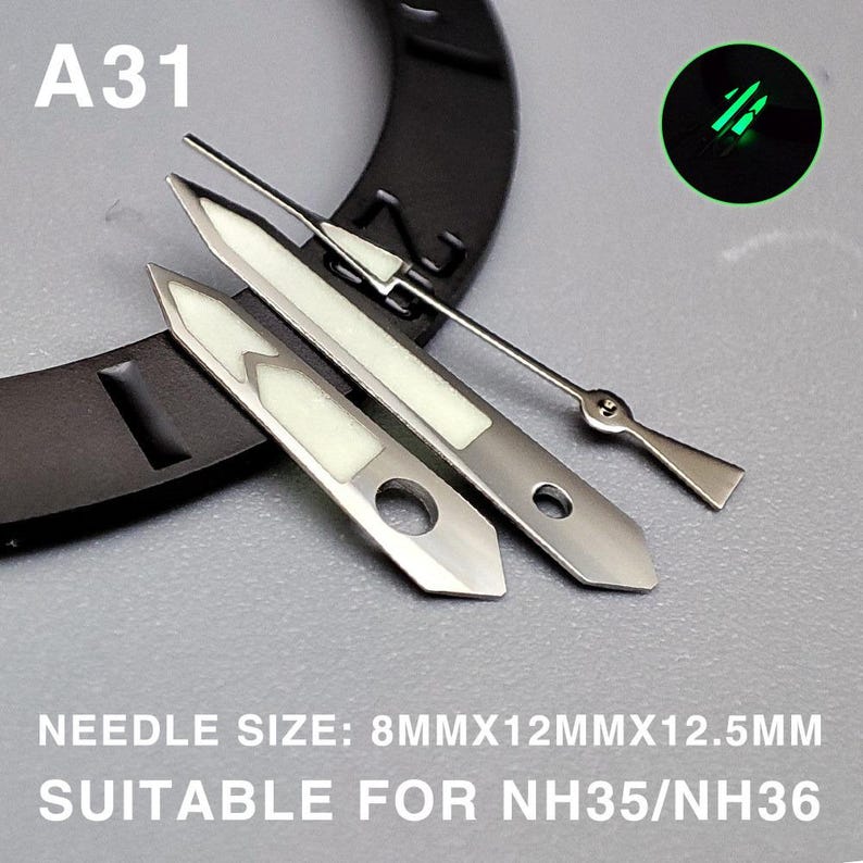 Op de afbeelding: Set horlogewijzers met een lichtgevend wit midden en zilverkleurig metaal. De set bevat uur-, minuten- en secondewijzers. De tekst "A31" is zichtbaar. De tekst "NEEDLE SIZE: 8MMX12MMX12.5MM SUITABLE FOR NH35/NH36" is ook zichtbaar.