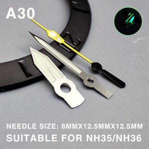 Op de afbeelding: Zilveren, zwarte en gele horlogewijzers. De wijzers hebben een lichtgevende gloed. De tekst "A30" is zichtbaar. De tekst "NEEDLE SIZE: 8MMX12.5MMX12.5MM SUITABLE FOR NH35/NH36" is ook zichtbaar.