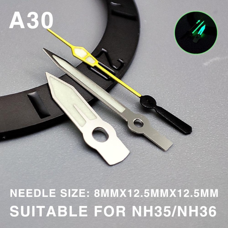 Op de afbeelding: Zilveren, zwarte en gele horlogewijzers. De wijzers hebben een lichtgevende gloed. De tekst "A30" is zichtbaar. De tekst "NEEDLE SIZE: 8MMX12.5MMX12.5MM SUITABLE FOR NH35/NH36" is ook zichtbaar.