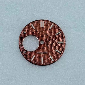 28,5 mm bikakebearbetad hamrad urtavla för NH38 NH70 skeletturverk Modifierade delar Applicerade index Flera färger Gör-det-själv-anpassad urtavla reparation coffee rose gold