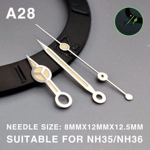 Op de afbeelding: Zilveren horlogewijzers met lichtgevende accenten. De set bevat drie wijzers van verschillende lengtes, met een geometrisch ontwerp. De tekst "A28" is zichtbaar. De tekst "NEEDLE SIZE: 8MMX12MMX12.5MM SUITABLE FOR NH35/NH36" is ook zichtbaar.