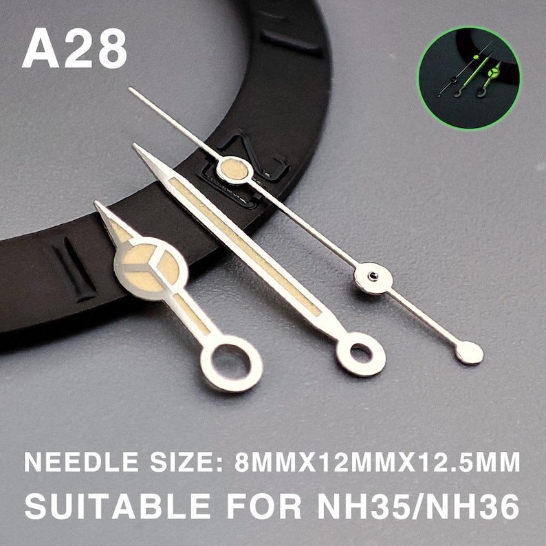 Op de afbeelding: Zilveren horlogewijzers met lichtgevende accenten. De set bevat drie wijzers van verschillende lengtes, met een geometrisch ontwerp. De tekst "A28" is zichtbaar. De tekst "NEEDLE SIZE: 8MMX12MMX12.5MM SUITABLE FOR NH35/NH36" is ook zichtbaar.