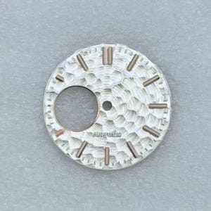 28,5 mm bikakebearbetad hamrad urtavla för NH38 NH70 skeletturverk Modifierade delar Applicerade index Flera färger Gör-det-själv-anpassad urtavla reparation white rose gold
