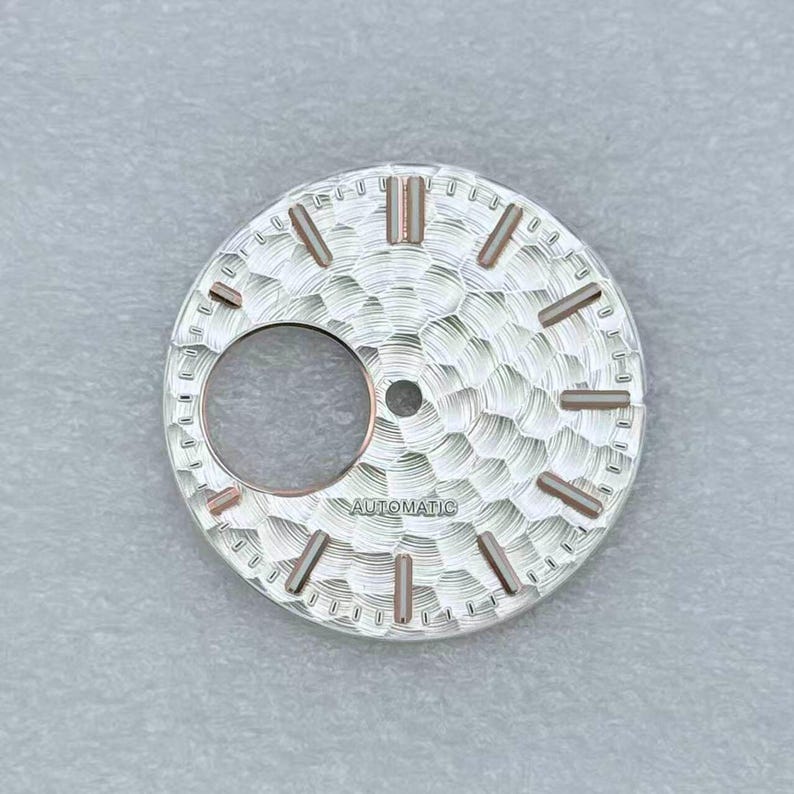 28,5 mm bikakebearbetad hamrad urtavla för NH38 NH70 skeletturverk Modifierade delar Applicerade index Flera färger Gör-det-själv-anpassad urtavla reparation white rose gold