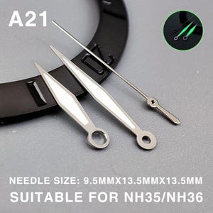 Op de afbeelding: Zilveren horlogewijzers met witte lichtgevende accenten. De afbeelding bevat een secondewijzer en twee uur/minutenwijzers. De tekst "A21" is zichtbaar. De tekst "NEEDLE SIZE: 9.5MMX13.5MMX13.5MM SUITABLE FOR NH35/NH36" is ook zichtbaar.