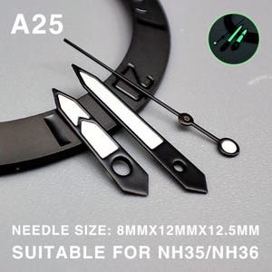 Op de afbeelding: Zwarte horlogewijzers met witte accenten en een dunne zwarte secondewijzer. De afbeelding bevat de tekst "A25" en "NEEDLE SIZE: 8MMX12MMX12.5MM SUITABLE FOR NH35/NH36".
