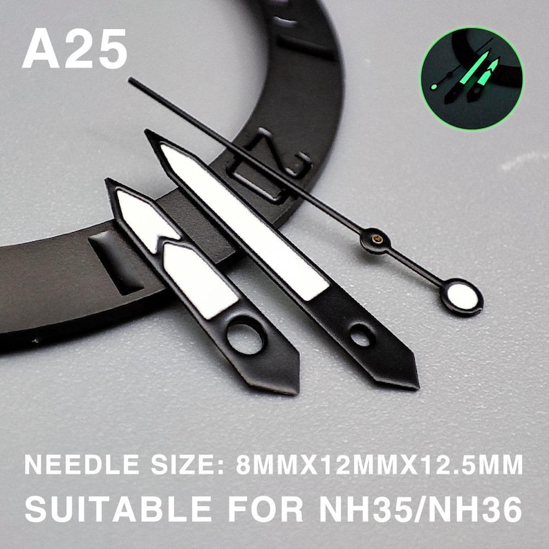 Op de afbeelding: Zwarte horlogewijzers met witte accenten en een dunne zwarte secondewijzer. De afbeelding bevat de tekst "A25" en "NEEDLE SIZE: 8MMX12MMX12.5MM SUITABLE FOR NH35/NH36".