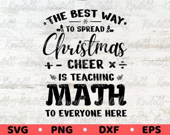 Op de afbeelding: Een zwart-wit grafisch ontwerp met de tekst "THE BEST WAY TO SPREAD Christmas CHEER IS TEACHING MATH TO EVERYONE HERE." Het ontwerp bevat hulst- en sneeuwvlokaccenten. De onderkant heeft SVG-, PNG-, DXF- en EPS-pictogrammen.