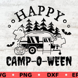 以下が含まれることがあります： 「HAPPY CAMP-O-WEEN」の文字が入った、白黒のハロウィーンをテーマにしたグラフィック。キャンピングカー、お化け、コウモリ、カボチャ、松の木がデザインされています。画像の下部には「SVG」、「PNG」、「DXF」、「EPS」の文字があります。