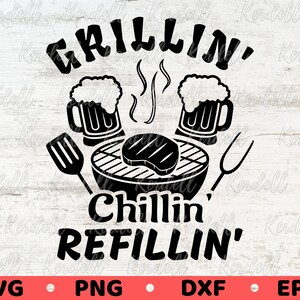 Op de afbeelding: Zwart-wit grafisch ontwerp met de tekst "Grillin' Chillin' Refillin'" en afbeeldingen van een grill, een biefstuk, twee bierglazen, een spatel en een vork.