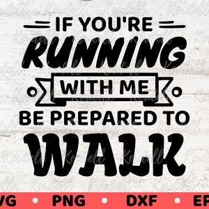 Puede incluir: Diseño gráfico en blanco y negro con el texto "Si corres conmigo, prepárate para caminar".