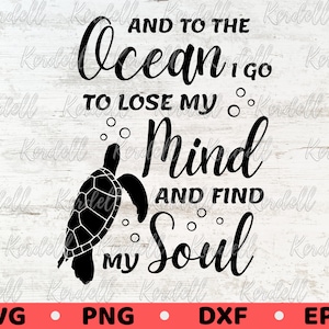 Puede incluir: Diseño gráfico en blanco y negro con una tortuga marina nadando con burbujas. El texto dice "Y al océano voy a perder mi mente y encontrar mi alma."