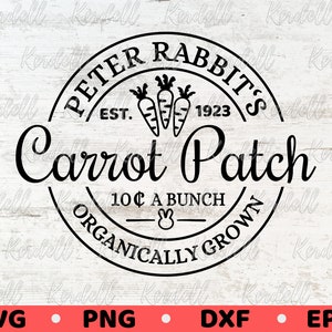 Peut inclure: Logo noir et blanc pour Peter Rabbit's Carrot Patch. Le logo représente un cercle avec le texte "Peter Rabbit's Carrot Patch" et "Est. 1923" autour de l'extérieur. À l'intérieur du cercle se trouvent trois carottes et le texte "10¢ le bouquet" et "Cultivé biologiquement".