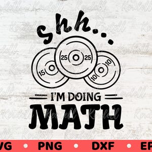 以下が含まれることがあります： 「Shh... I'm doing MATH」というテキストと、15、25、10の数字が書かれたウェイトプレート3枚が描かれた白黒のグラフィックデザインです。