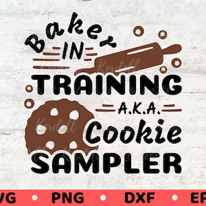 Peut inclure: Un biscuit brun avec des pépites de chocolat blanc, un rouleau à pâtisserie et le texte "Bake-In Training A.K.A. Cookie Sampler" en noir.