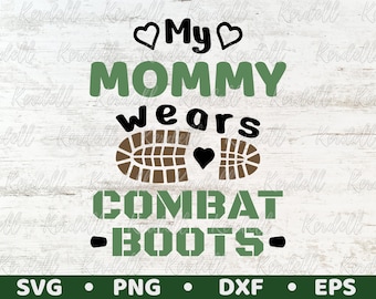 Puede incluir: Diseño gráfico verde y negro con el texto "My Mommy wears Combat Boots" sobre un fondo de madera blanca.